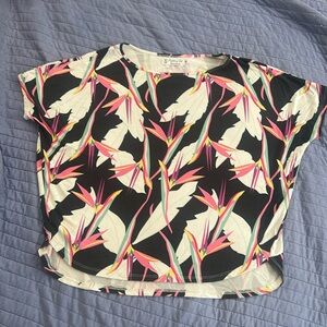 Gently used fighting eel top in small